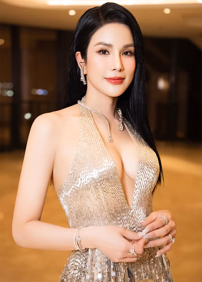 Sở hữu chiều cao 1m70 cùng số đo 3 vòng 88-63-93 cm, nữ ca sĩ kiêm diễn viên Diệp Lâm Anh tự tin khi diện trang phục gợi cảm khoe vẻ đẹp cơ thể. (Ảnh: FB Diệp Lâm Anh)