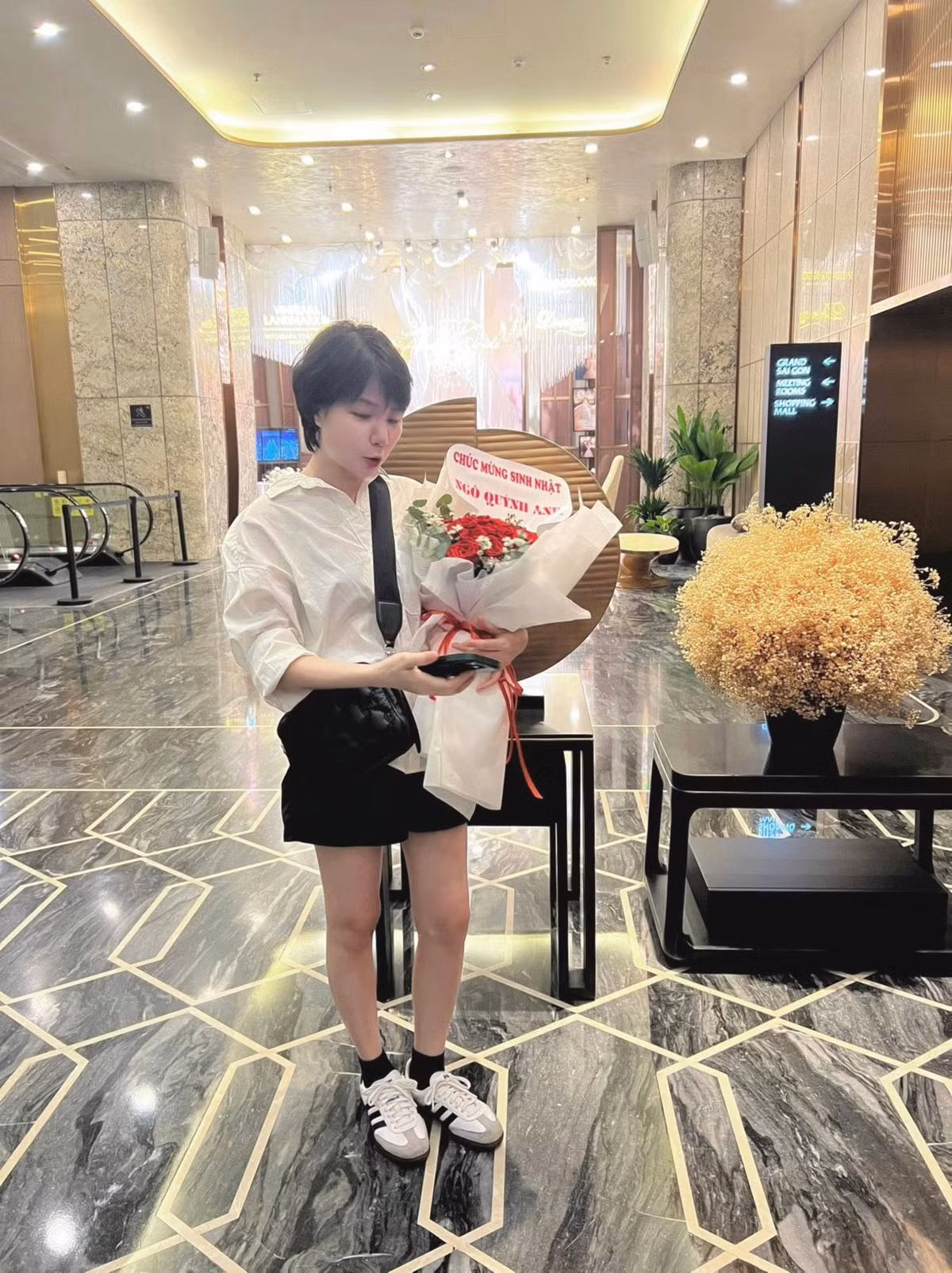 Cựu thành viên nhóm Mắt Ngọc - Ngô Quỳnh Anh mặc trẻ trung như nữ sinh khi dự tiệc mừng tuổi mới. Ảnh: FB Ngô Quỳnh Anh
