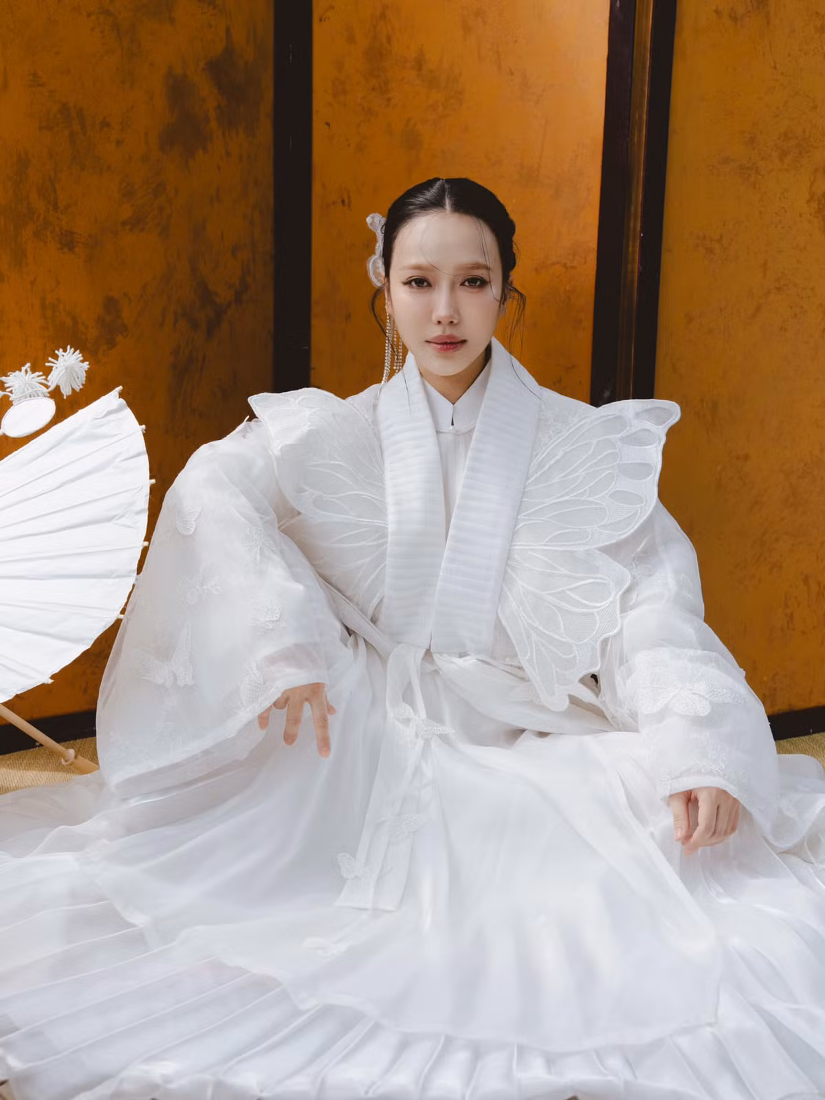 Diệu Nhi thần thái với áo dài, Mỹ Tâm diện trang phục vàng rực Dieu Nhi than thai voi ao dai, My Tam dien trang phuc vang ruc