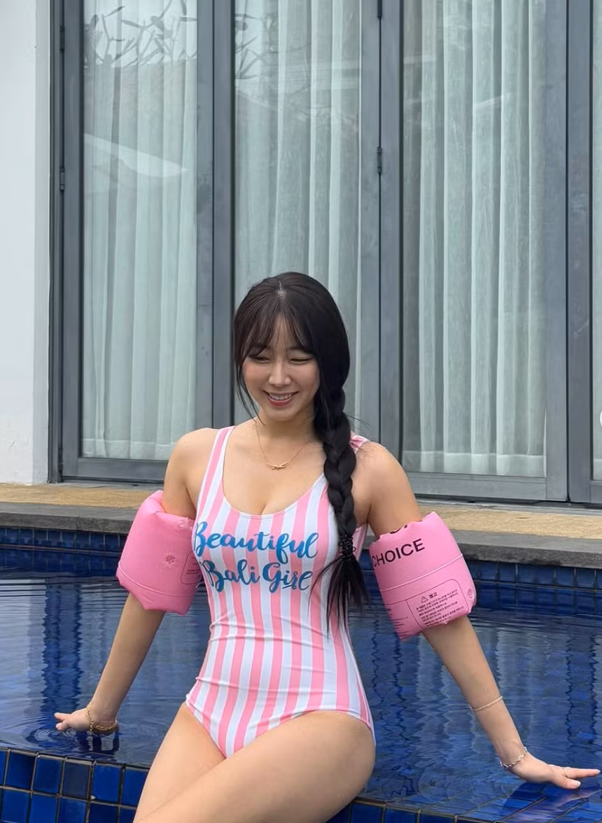 Hyun không ngần ngại khoe trọn những đường cong quyến rũ của mình trong các bộ bikini đa dạng về kiểu dáng và màu sắc.
