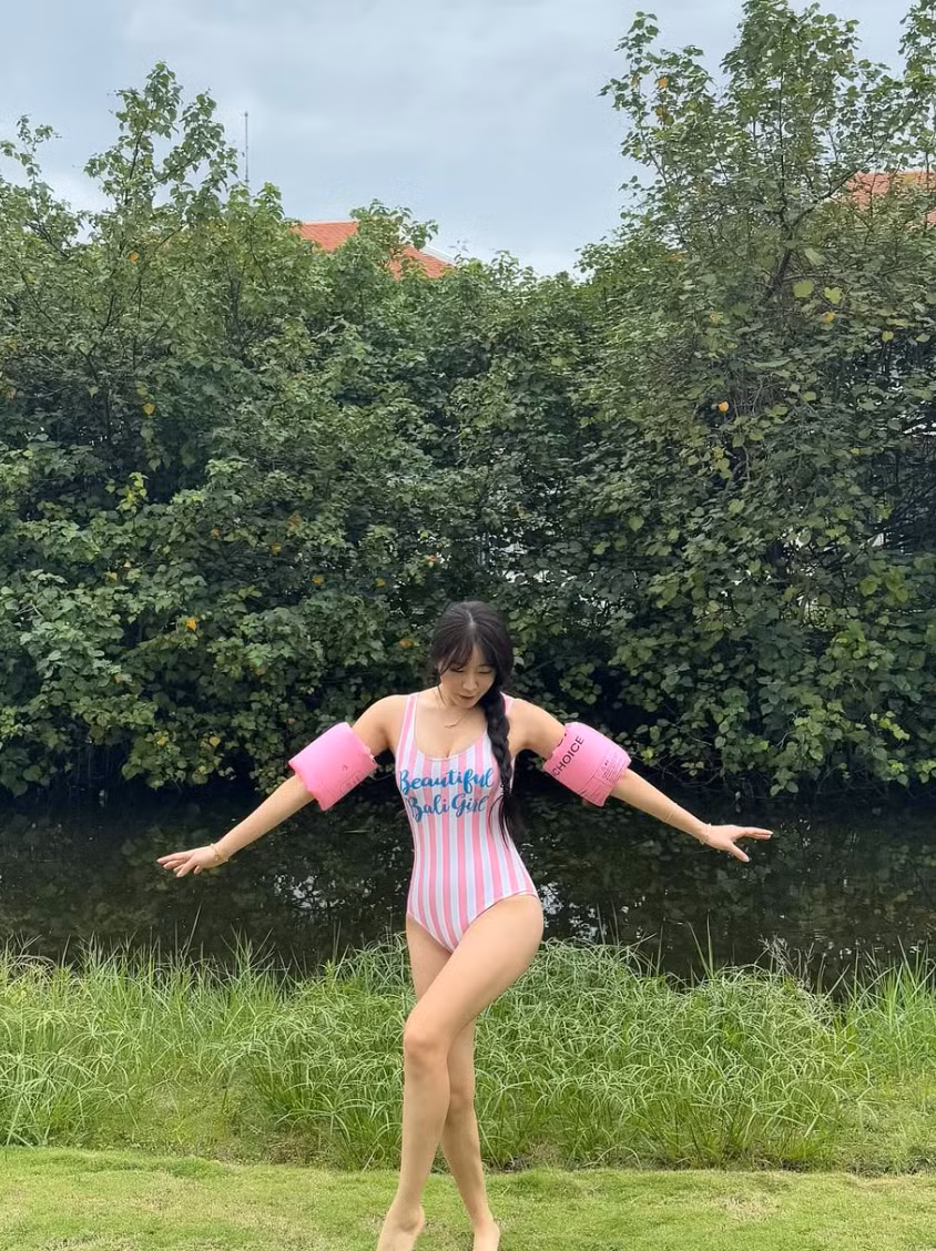 Những hình ảnh cô nàng khoe dáng trong trang phục bikini luôn thu hút sự chú ý lớn từ người hâm mộ và cư dân mạng.