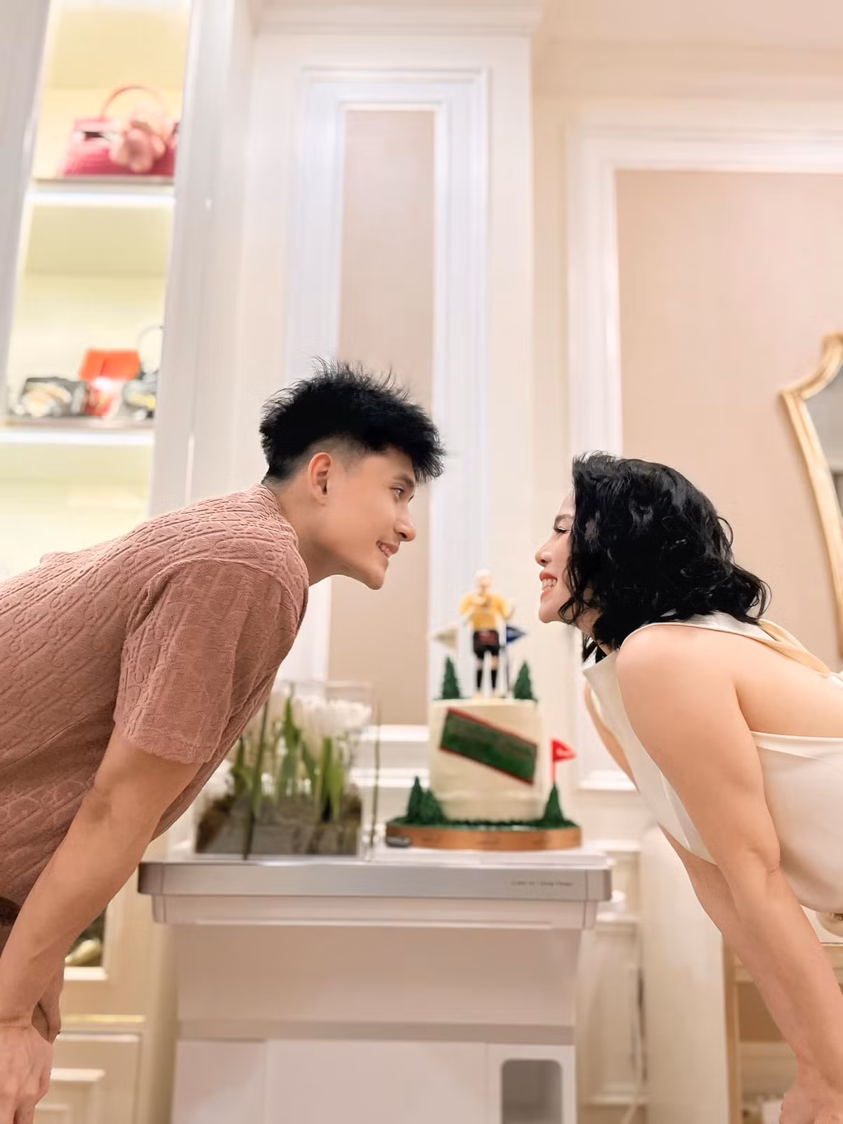 Lệ Quyên kể từ khi đồng hành cùng Lâm Bảo Châu, 8/3 năm nào cô cũng hát ở Hà Nội, rồi đón sinh nhật bạn trai vào hôm sau. Ảnh: FB Lệ Quyên