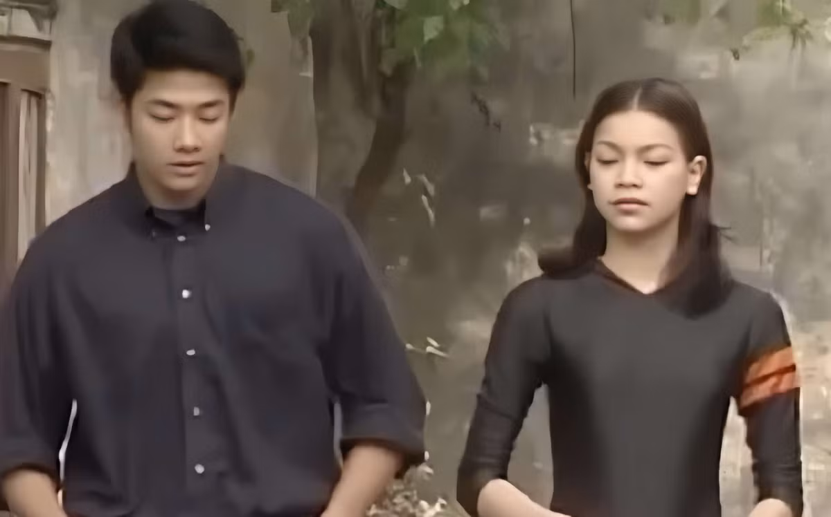 Cách đây hơn 20 năm, Hồ Ngọc Hà lần đầu bén duyên với phim ảnh qua vai Hương trong phim " Hoa cỏ may". Trong phim, nhân vật của Hồ Ngọc Hà yêu đơn phương anh chàng tên Thái (do Lê Hải Anh đóng). Ảnh: Saostar