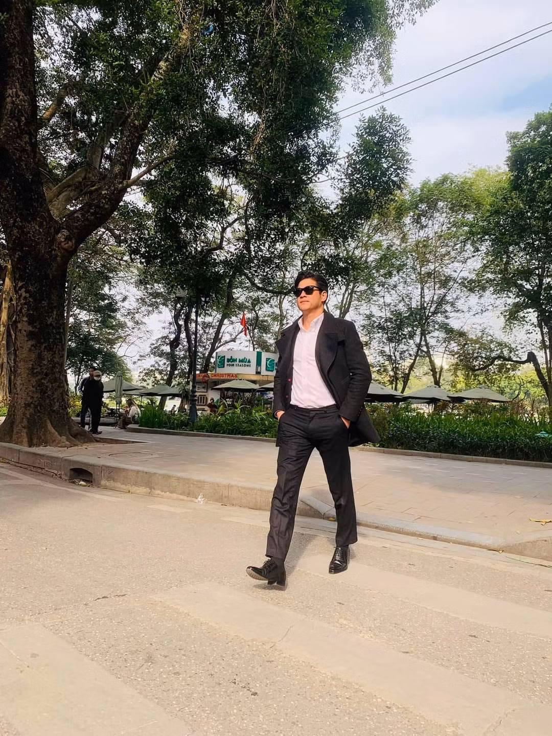 Về chuyện tình cảm, Hải Anh khiến nhiều người ngưỡng mộ vì chuyện tình đẹp với cô hoa khôi trường Chu Văn An (Hà Nội). Cả hai đã có 12 năm yêu nhau và về chung nhà vào năm 2009 với một đám cưới lãng mạn, được nhiều người chúc phúc. Ảnh: FB Lê Hải Anh
