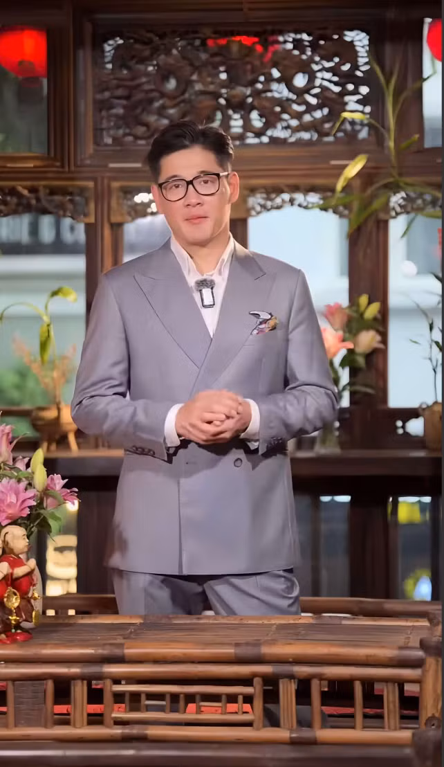 Anh lập tài khoản TikTok, đăng tải nhiều video, từ giới thiệu ẩm thực Hà Nội, đến việc chia sẻ cuộc sống hiện tại. Ảnh: FB Lê Hải Anh