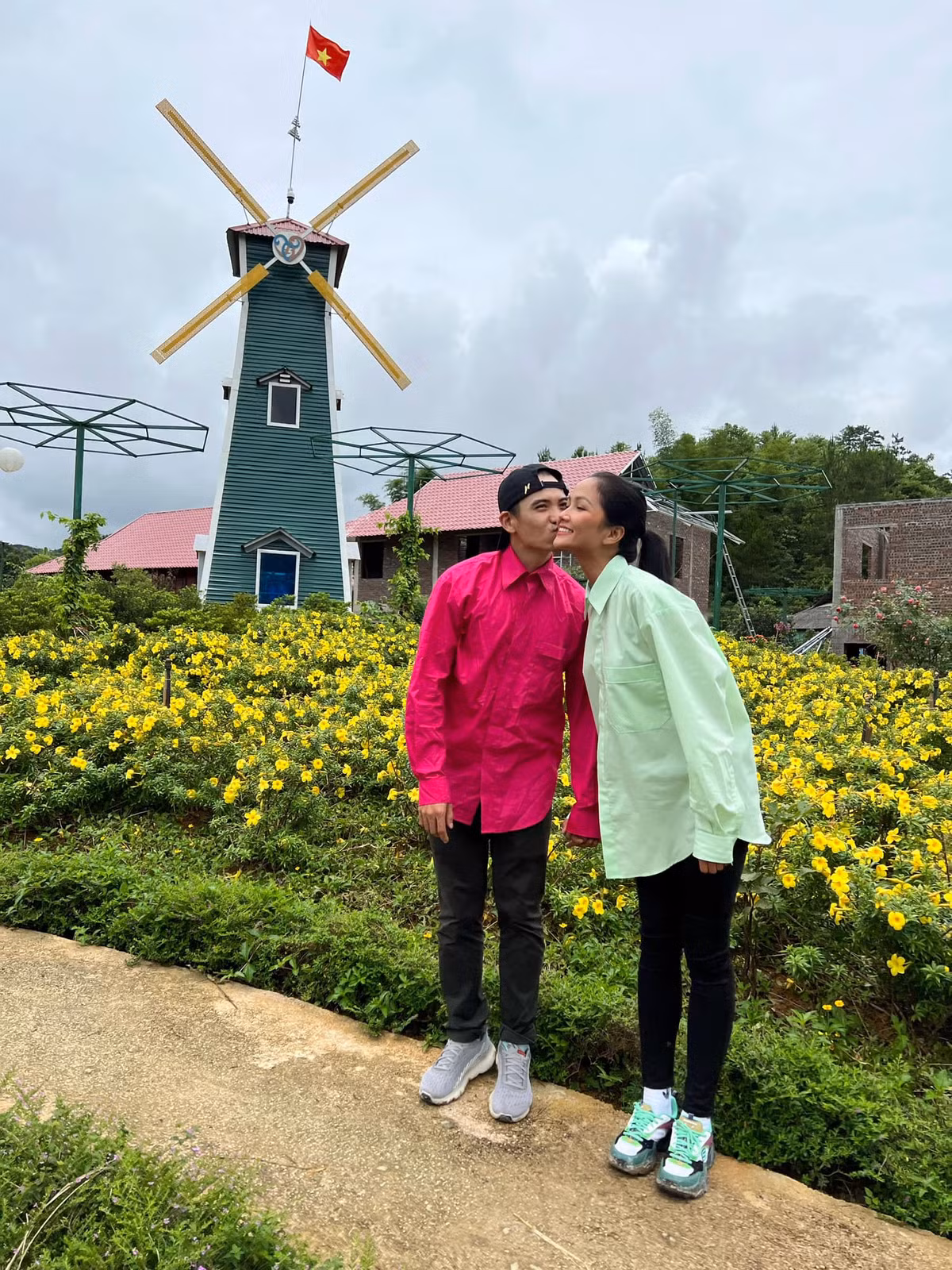 Những bức ảnh tình tứ, những dòng trạng thái ngọt ngào của anh khiến người hâm mộ không khỏi ngưỡng mộ. Ảnh: FB H'Hen Niê