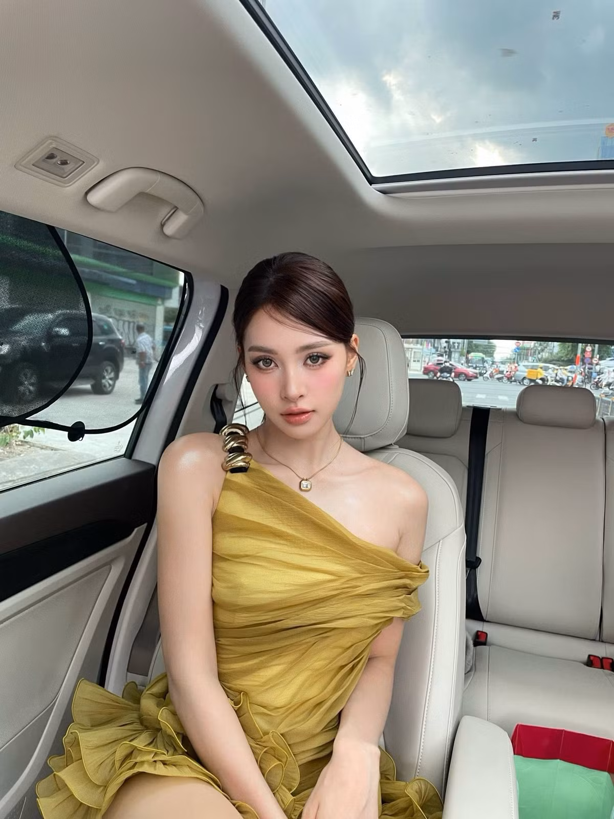 Hoa hậu Tiểu Vy khoe ảnh xinh đẹp, cô tự gọi mình là búp bê Barbie. Ảnh: FB