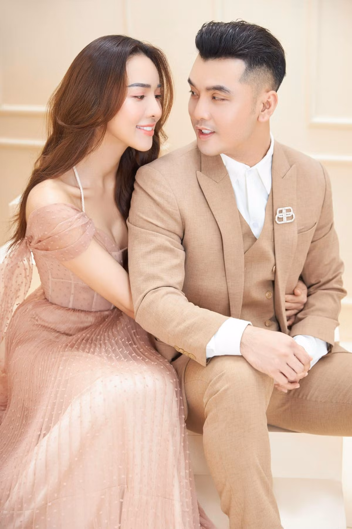 Vợ chồng nam ca sĩ còn tích cực đi làm từ thiện cứu giúp những người có hoàn cảnh khó khăn. Ảnh: FB Ưng Hoàng Phúc