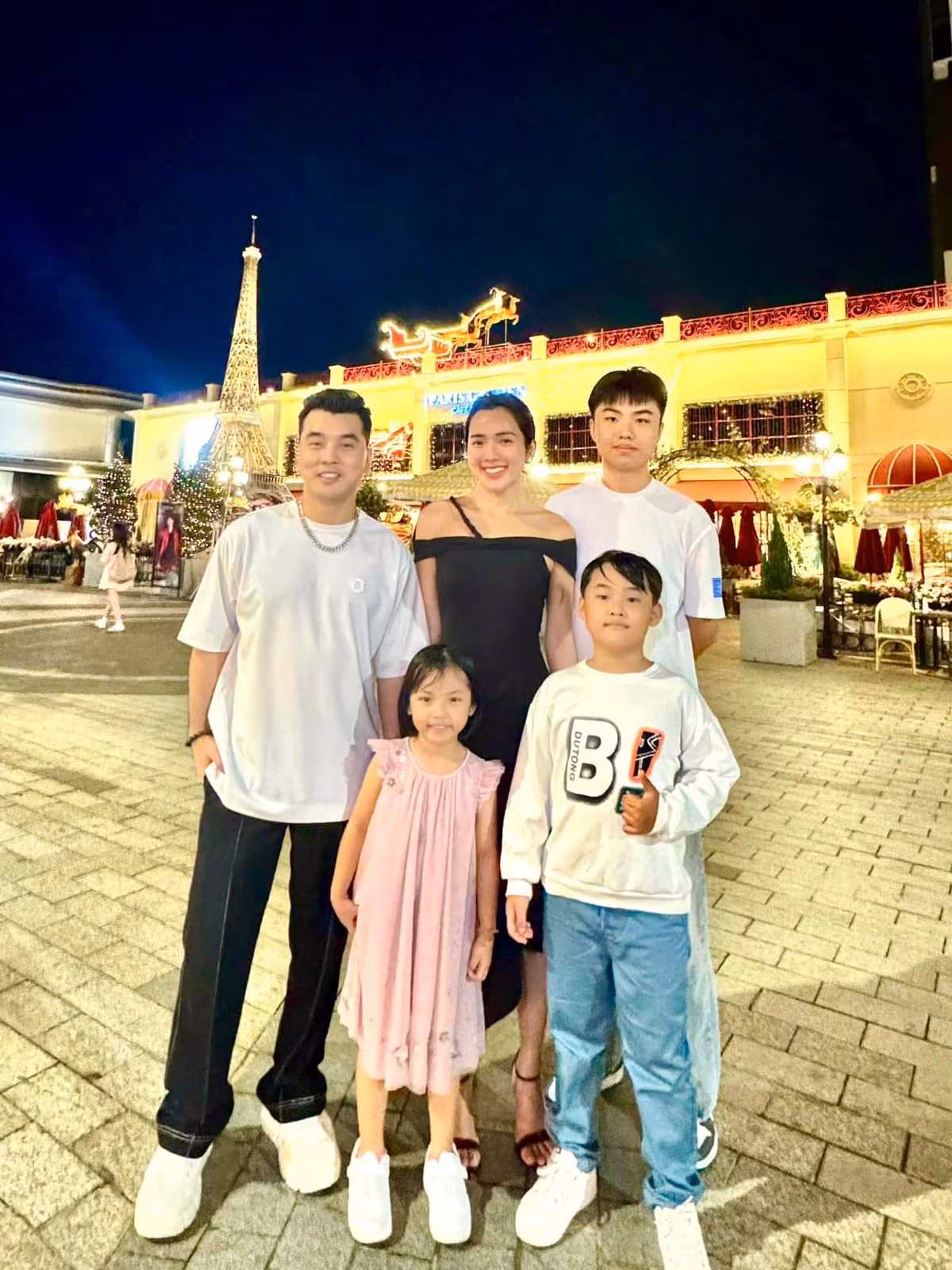 Nam ca sĩ cũng thường xuyên đăng tải, chia sẻ hoạt động nghệ thuật trên trang cá nhân như thực hiện MV ca nhạc, đi biểu diễn,... Ảnh: FB Ưng Hoàng Phúc