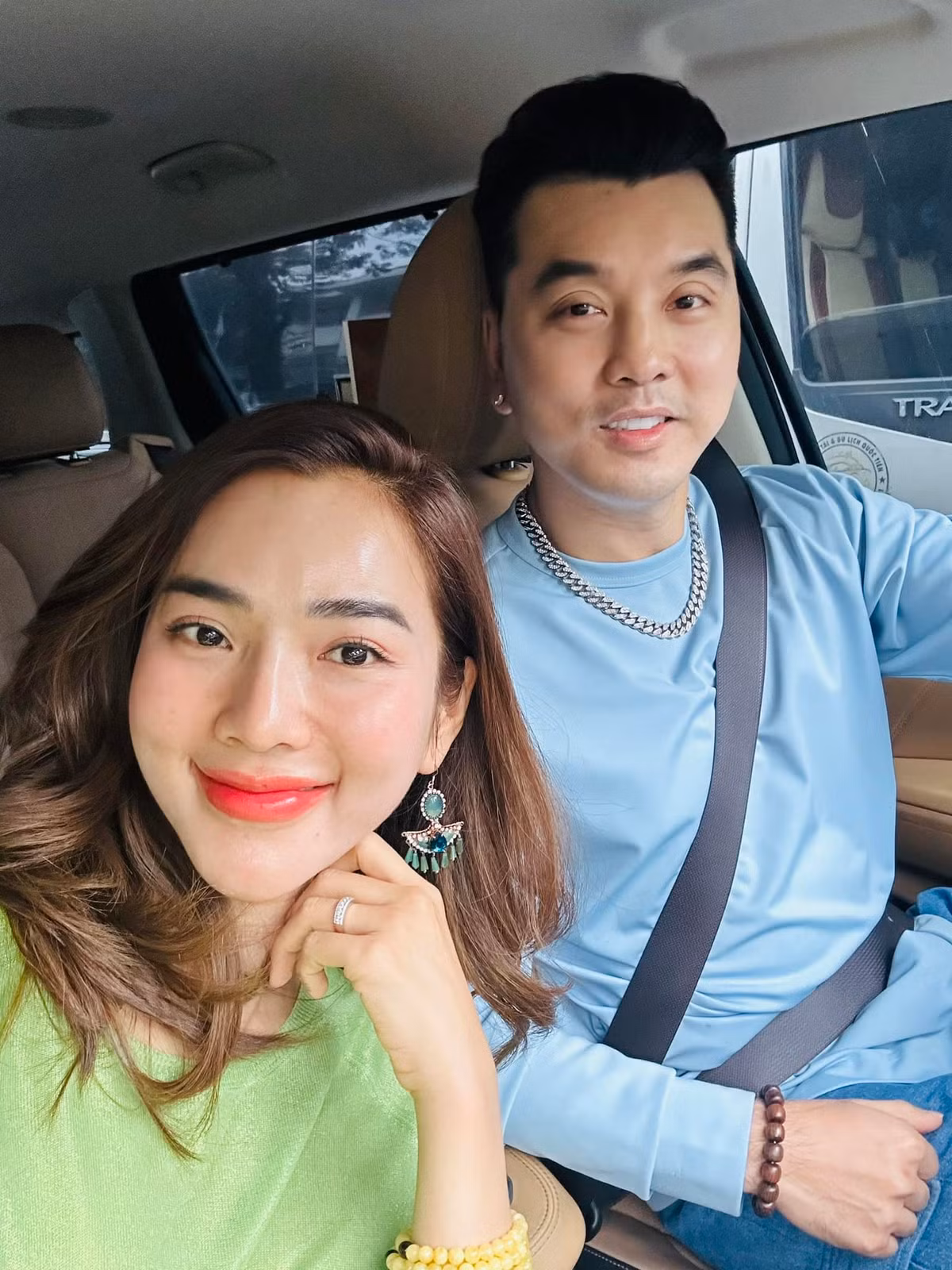 Ưng Hoàng Phúc quen biết vợ là người mẫu Kim Cương vào năm 2012, cũng là khoảng thời gian cuộc đời anh chạm đáy vì bệnh tật. Do đó, nam ca sĩ cảm thấy may mắn khi cô luôn bên cạnh động viên để anh nỗ lực. Ảnh: FB Ưng Hoàng Phúc