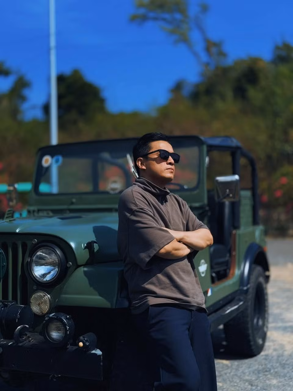 Ca sĩ Lam Trường thăm thú Côn Đảo. Ảnh: FB Lam Trường