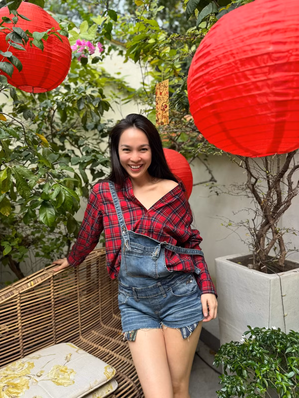 Dù đã bước sang tuổi 43, cô vẫn giữ được làn da căng mịn, vóc dáng thon gọn và nụ cười tươi tắn. Ảnh: FB Hien Thuc