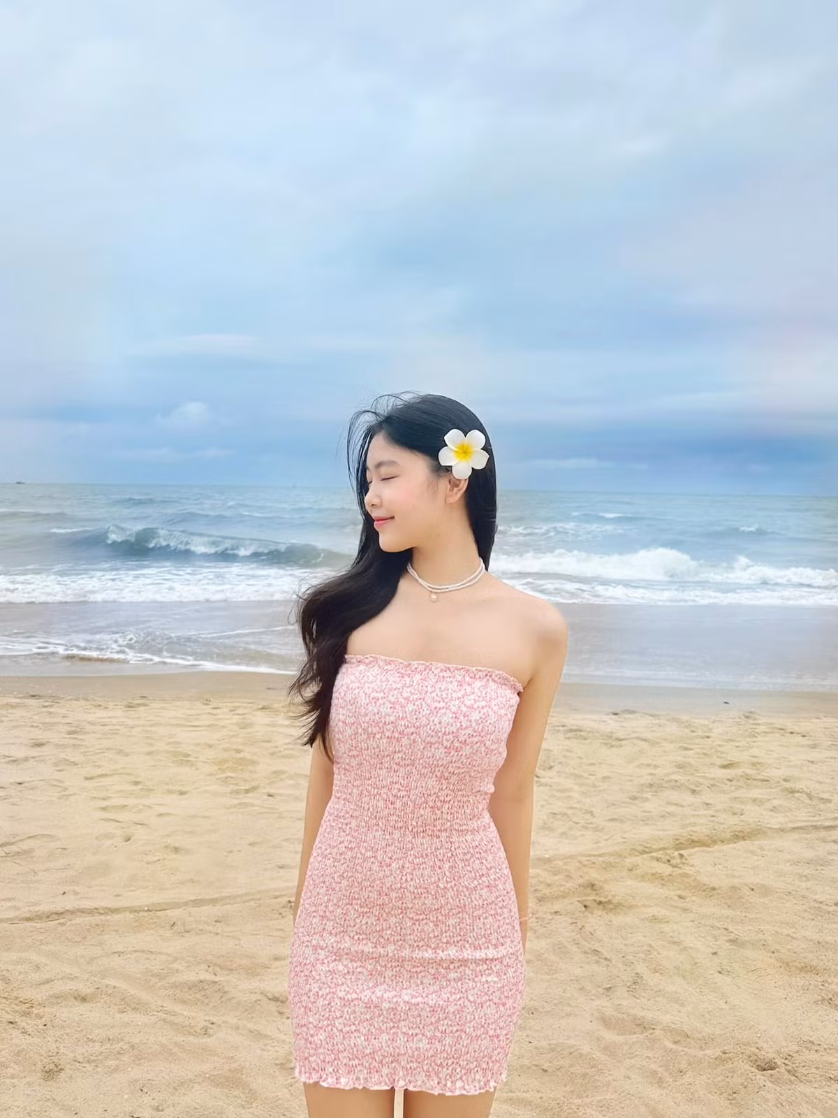 Vốn yêu thích sự nhẹ nhàng, cô nàng không thiếu những chiếc đầm hoa nhí từ ôm sát đến xoè rộng. Ảnh: FB Mai Thảo Linh