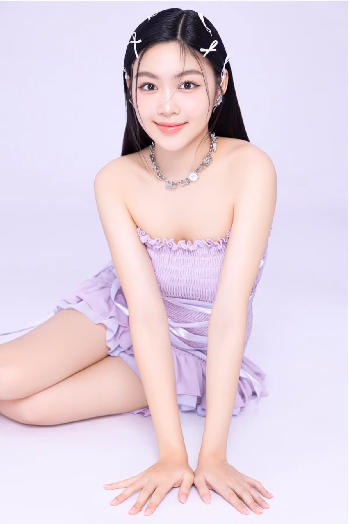 Chiếc đầm cúp ngực giúp tôn lên bờ vai gợi cảm và làn da trắng của cô gái 19 tuổi. Ảnh: FB Mai Thảo Linh