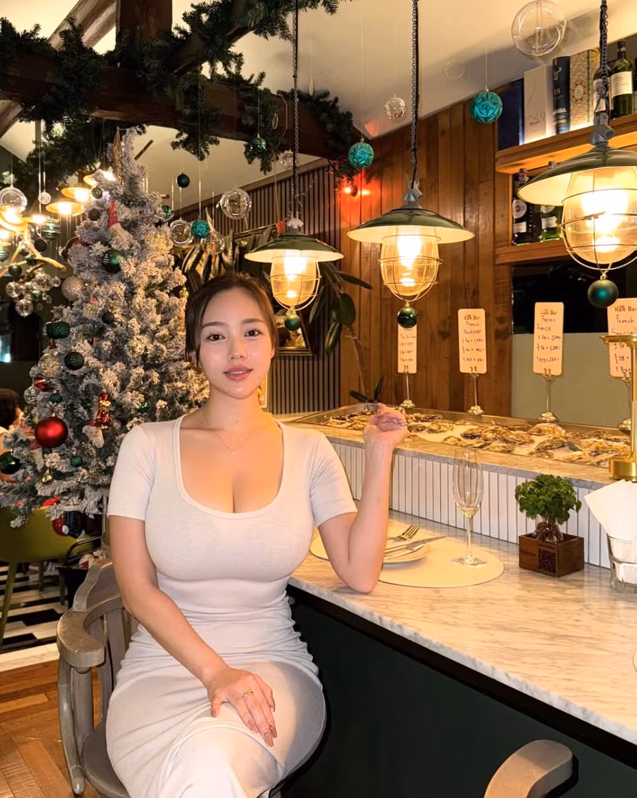 Không chỉ sở hữu thân hình gợi cảm, Vivianelee còn biết cách tôn lên vẻ đẹp của mình bằng những bộ trang phục táo bạo.