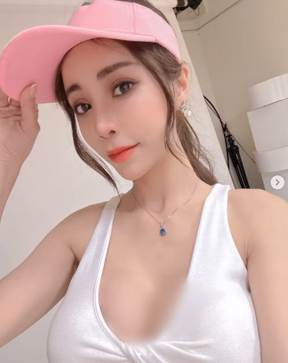 Angel Liya được mệnh danh là người đẹp không góc chết vì không chỉ xinh đẹp, cô nàng còn vô cùng nóng bỏng, gợi cảm.