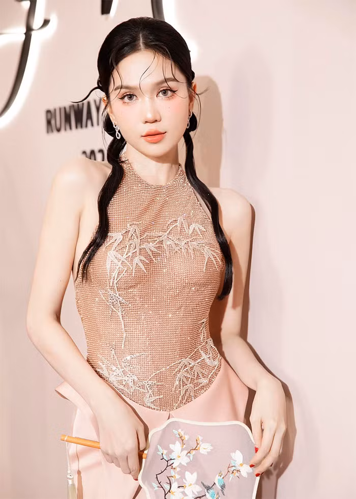 Nữ diễn viên "Chị dâu" tạo dáng quyến rũ trong chiếc váy màu nude.