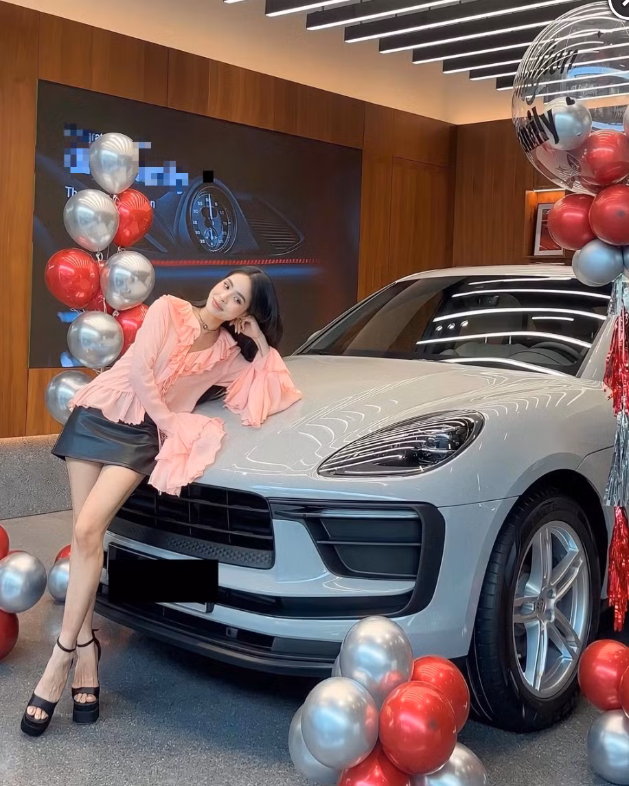 Tháng 8/2023, vợ chồng ca nương Kiều Anh khiến khán giả trầm trồ khi "tậu" thêm một chiếc Porsche thứ 2 trong vòng 1 năm. Ảnh: FB Nguyen Kieu Anh