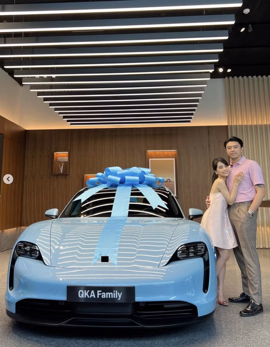 Ca nương Kiều Anh cho biết lý do mua xế hộp thứ 2 trong năm do chiếc Porsche cũ của cô là xe điện, hợp với việc đi lại hằng ngày nhưng lại hơi bất tiện nếu phải đi xa. Vì thế, vợ chồng cô đã quyết định mua thêm một chiếc Porsche nữa sau đó đúng nửa năm. Ảnh: FB Nguyen Kieu Anh