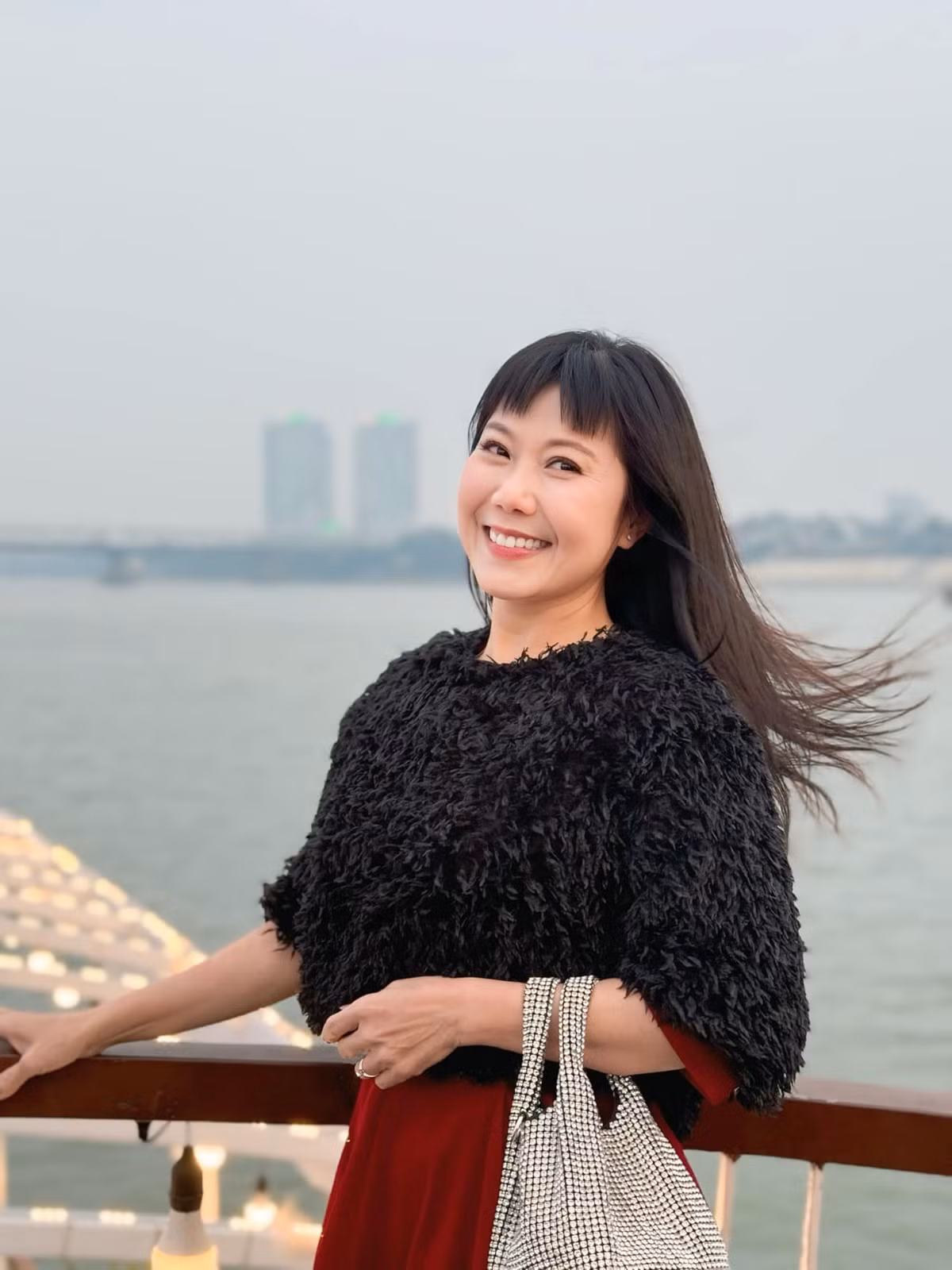 Diễn viên Hương Tươi ngắm hoàng hôn trên du thuyền ở sông Hồng. Ảnh: FB Trần Thu Hương
