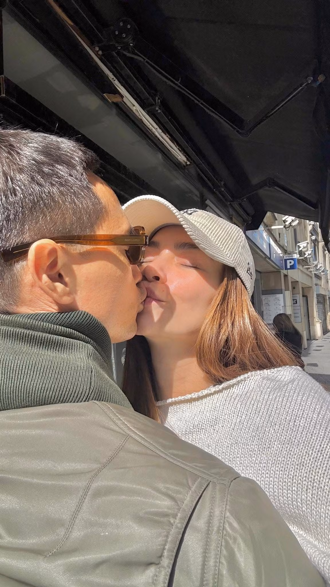 Hồ Ngọc Hà thoải mái khoe mặt mộc không son phấn khi trao nụ hôn cùng Kim Lý ở Paris. Ảnh: FB Ho Ngoc Ha