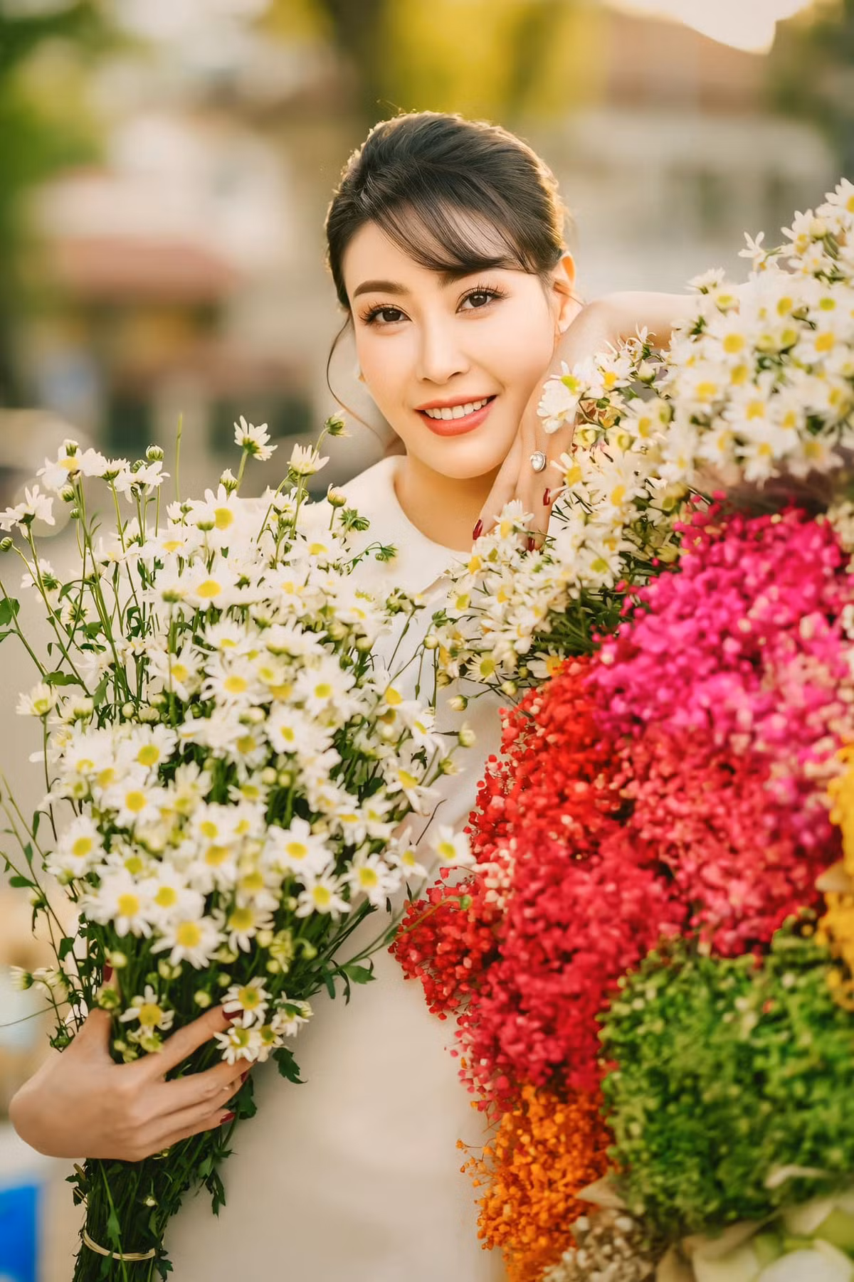 Hoa hậu Hà Kiều Anh khoe nét đẹp mặn mà bên những bó hoa đủ màu sắc. Ảnh: FB Ha Kieu Anh