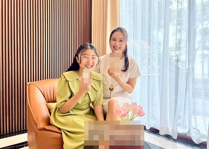 Nữ diễn viên sinh năm 1983 ít khi chia sẻ ảnh các con lên mạng xã hội. Trên trang cá nhân của cô chỉ thỉnh thoảng đăng ảnh hai mẹ con cùng quảng cáo cho một nhãn hàng nào đó. (Ảnh: FB Hồng Diễm)