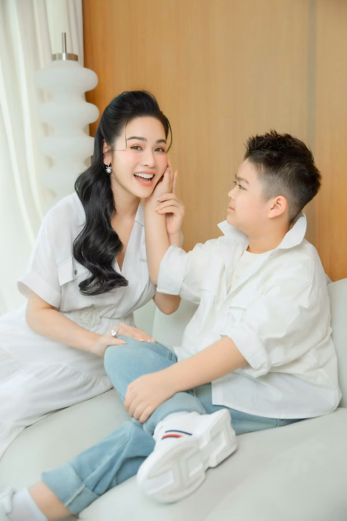 "Con trai Bửu Long của mẹ luôn là điều tuyệt vời và là niềm tự hào của mẹ! Mẹ yêu con và em Julia nhiều lắm!", Nhật Kim Anh gửi lời yêu thương tới quý tử và nhóc tỳ trong bụng. Ảnh: FB Nhật Kim Anh