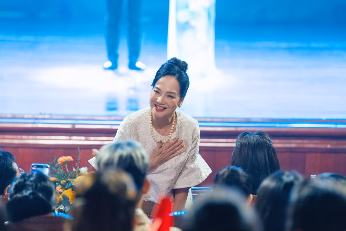 Đôi mắt biết nói, nụ cười rạng rỡ của nữ nghệ sĩ gây ấn tượng với người đối diện. Ảnh: FB NSND Lê Khanh