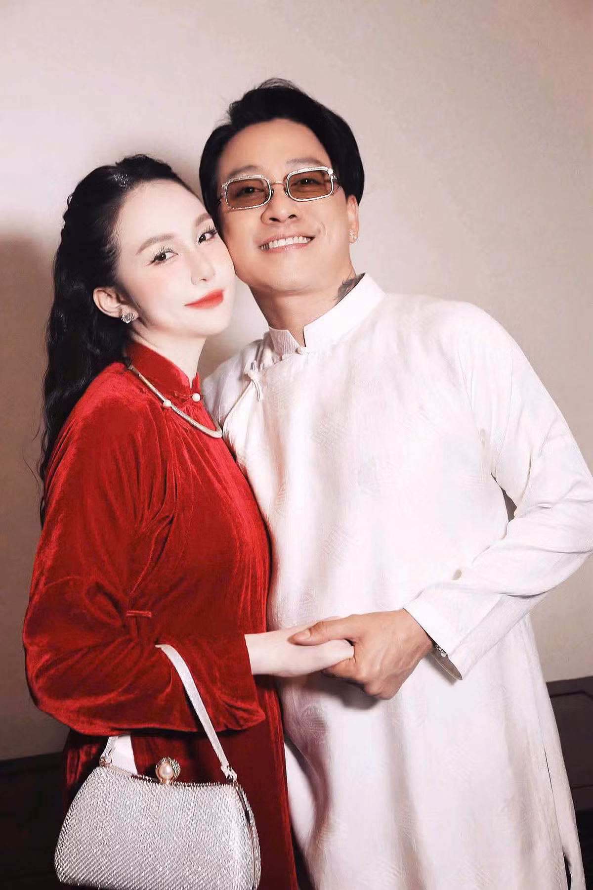 Sau 10 năm kết hôn và sinh ba con, vợ Tuấn Hưng vẫn sở hữu nhan sắc xinh đẹp, vóc dáng gợi cảm. Ảnh: FB Trần Thu Hương
