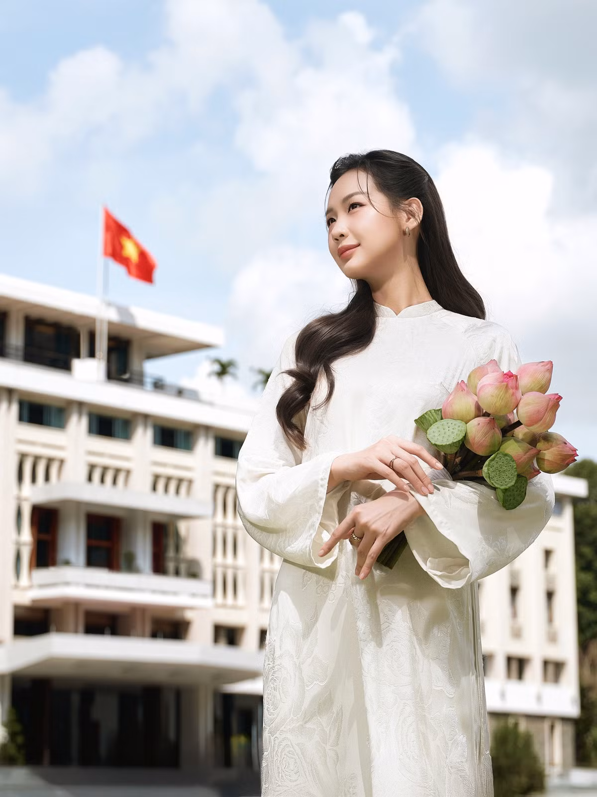 Hoa hậu Bảo Ngọc mặc áo dài, ôm bó hoa sen. Ảnh: FB Lê Nguyễn Bảo Ngọc