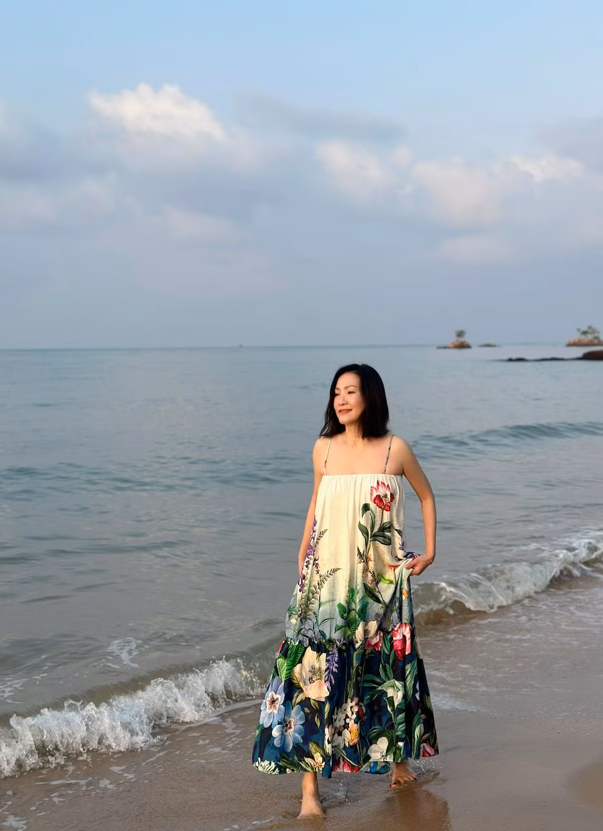 Nghệ sĩ Hồng Đào tươi trẻ dạo biển. Ảnh: FB Hồng Đào