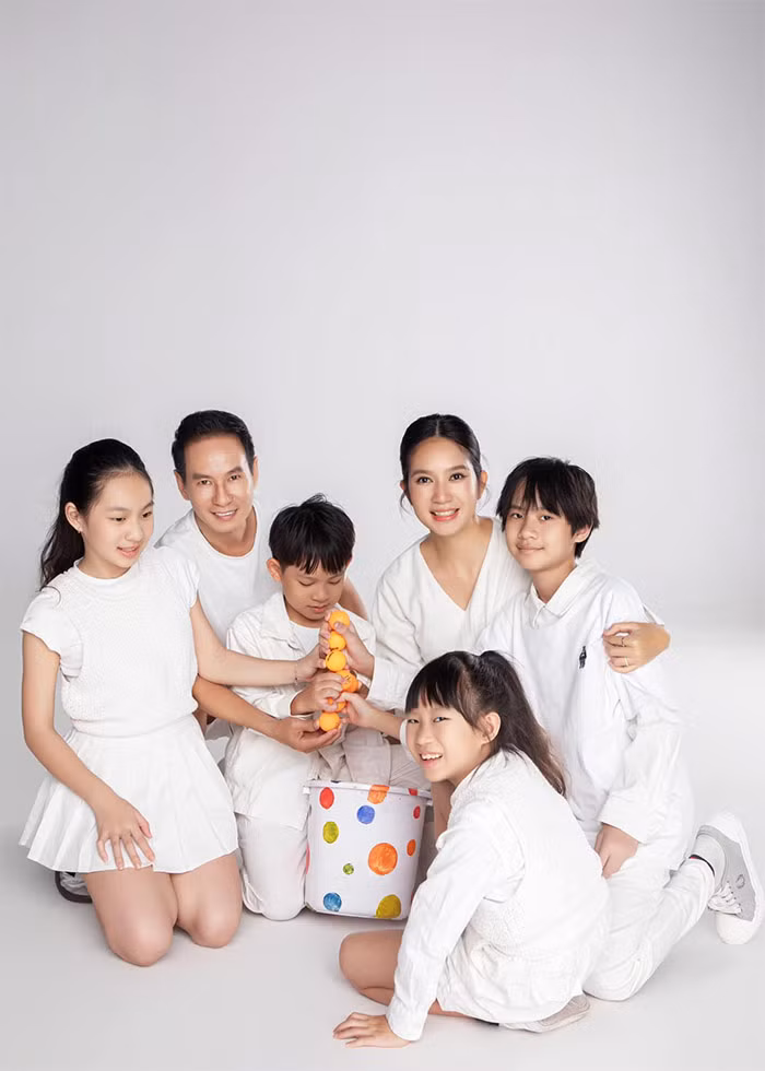 Cô đang tận hưởng cuộc sống viên mãn bên chồng, đạo diễn Lý Hải, và 4 con. (Ảnh: FB Lý Hải Minh Hà)