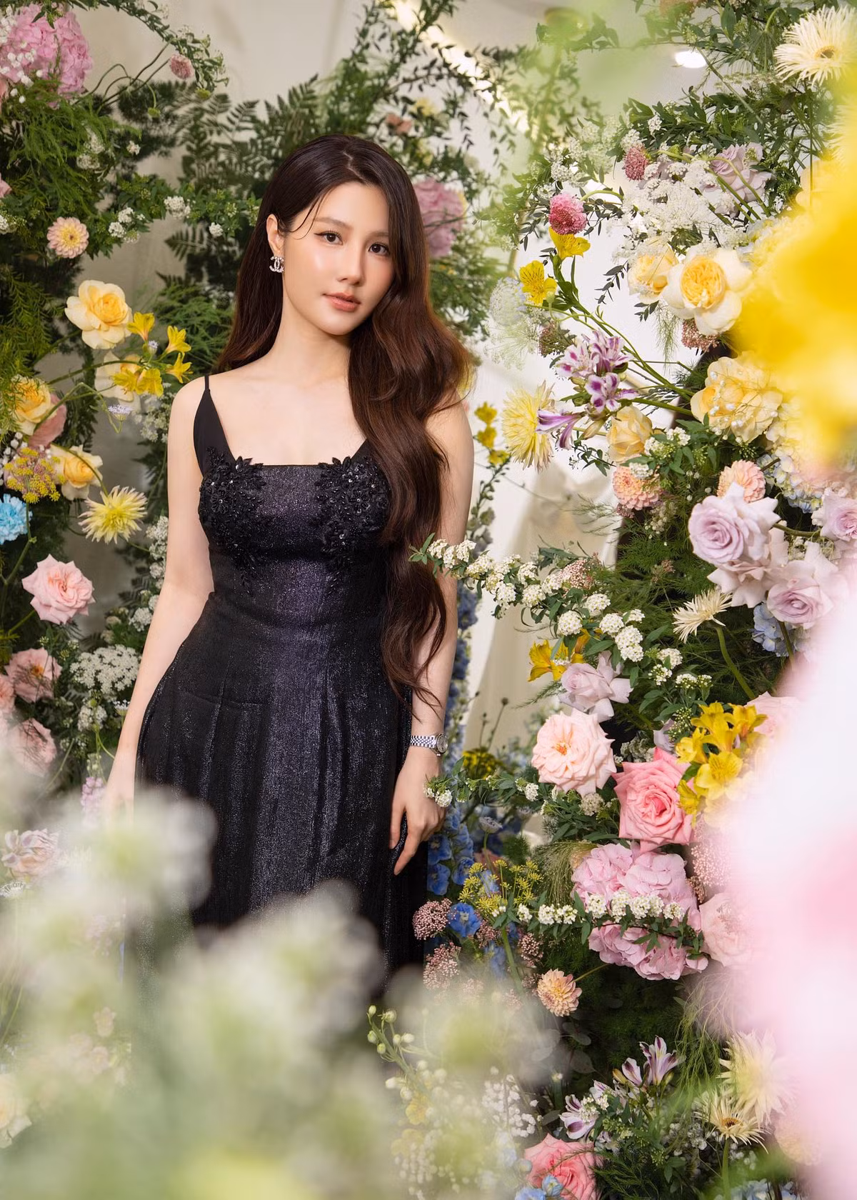 Thần thái rạng rỡ và đặc biệt là vòng eo thon gọn đến khó tin của nữ diễn viên đã nhanh chóng trở thành chủ đề hot trên các diễn đàn mạng xã hội. Ảnh: FB Vu Pham Diem My