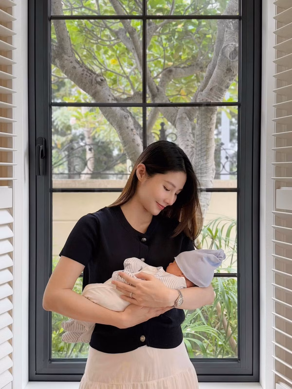Sau khi kết hôn và sinh con, nhiều người hâm mộ không khỏi tò mò về sự thay đổi của nữ diễn viên Diễm My 9X. Tuy nhiên, cô đã chứng minh rằng "gái một con trông mòn con mắt" là hoàn toàn có thật. Ảnh: FB Vu Pham Diem My