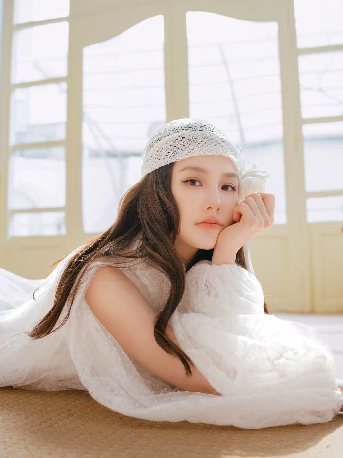 Trước khi lấy chồng, Diễm My có sự nghiệp thành công. Cô là gương mặt quen thuộc với khán giả, ghi dấu ấn qua loạt phim: Gái già lắm chiêu, Cô ba Sài Gòn, 1990… Ngoài ra, cô còn lấn sân làm MC, người mẫu ảnh nhờ sở hữu sắc vóc nổi bật. Ảnh: FB Vu Pham Diem My