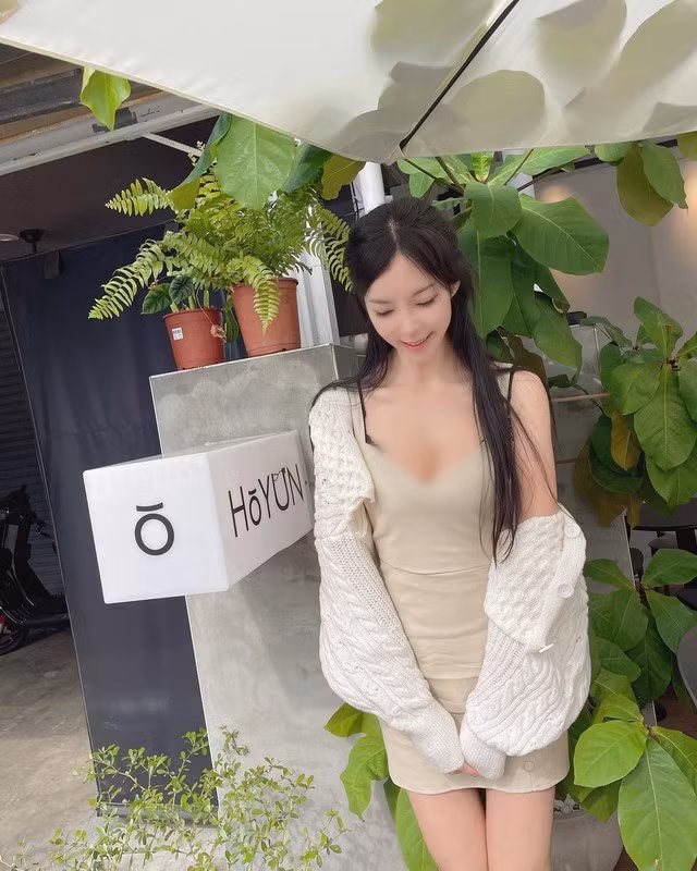 Cô nàng thường diện những thiết kể xẻ sâu, khoe vòng một căng đầy, khiến nhiều người phải "nóng mắt".