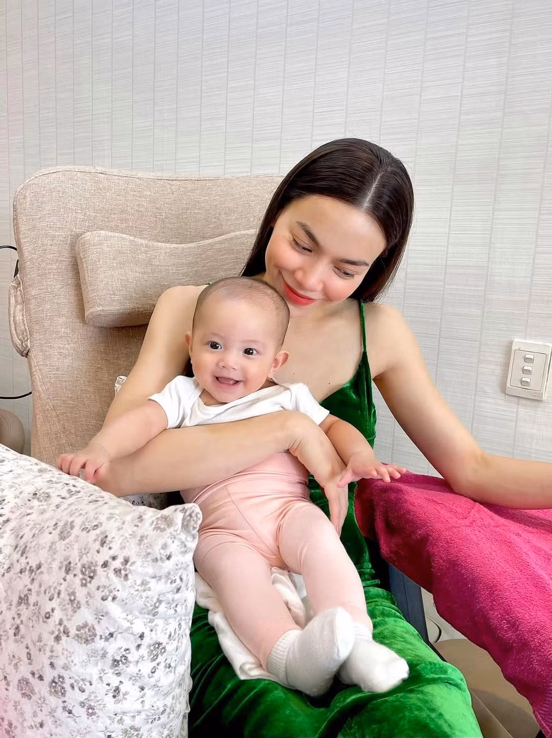 Ca sĩ Hồ Ngọc Hà khoe ảnh bên con gái Lisa, nhớ kỷ niệm 3 năm trước khi thấy con lớn khôn. Ảnh: FB Ho Ngoc Ha