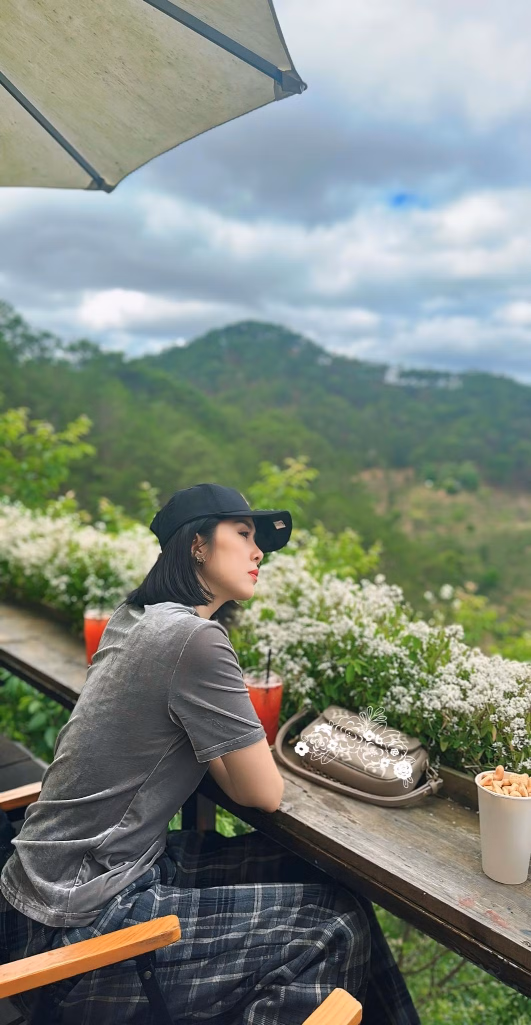 Diễn viên Lê Phương chia sẻ: "Nắng nhạt..Nắng phai hàng mi u buồn". Ảnh: FB Lê Phương