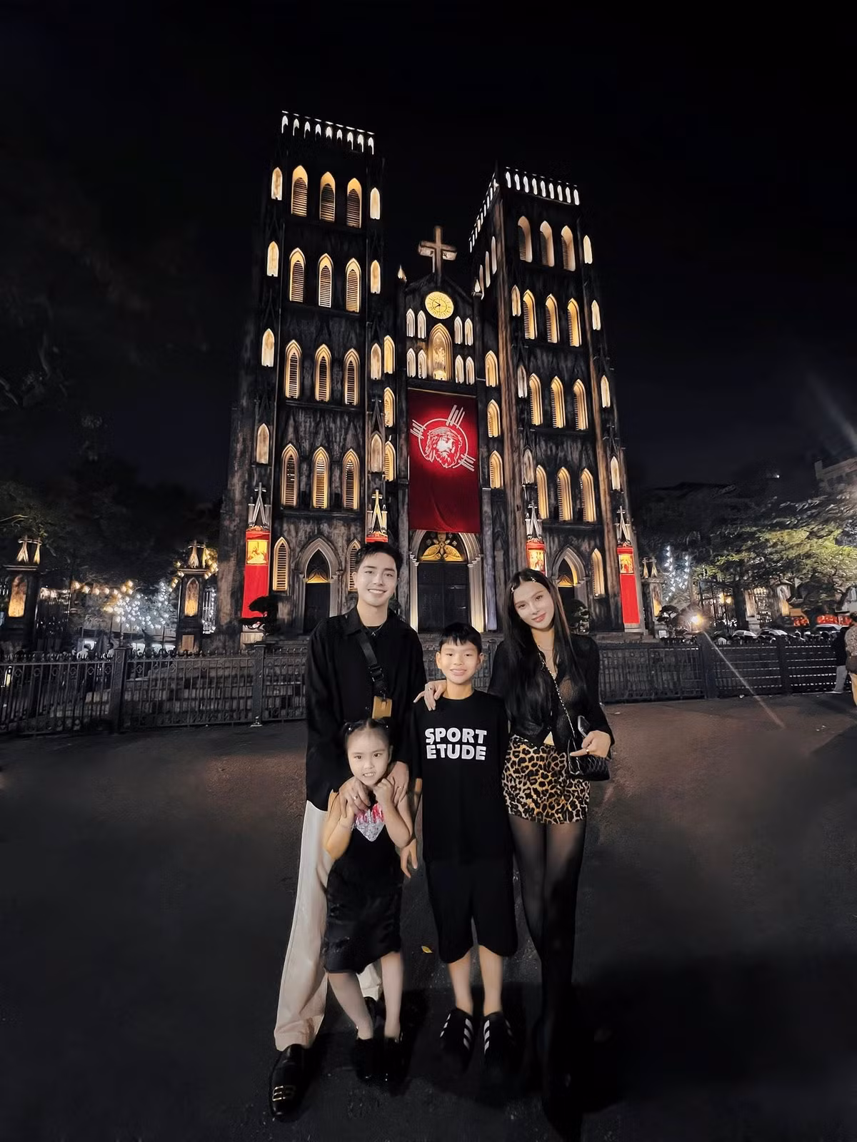 Gia đình nhỏ của ca sĩ Thu Thuỷ check in trước Nhà Thờ Lớn Hà Nội. Ảnh: FB Nguyễn Thu Thuỷ