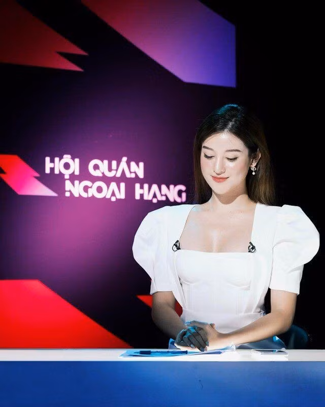 Ở vai trò BTV Thể thao, Á hậu Huyền My ăn diện, trang điểm có phần đơn giản nhưng vẫn toả sáng. Ảnh: FB Nguyen Tran Huyen My