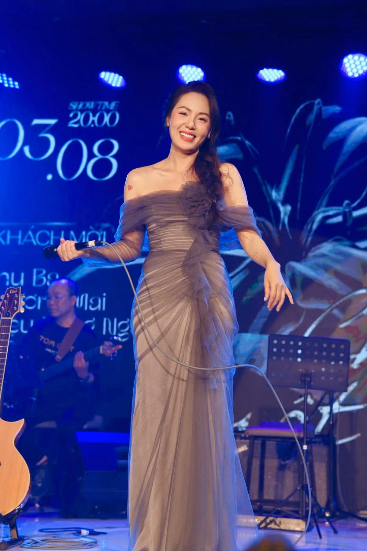 Những bộ trang phục Phương Linh khoác trên người đều được mọi người nghĩ là hàng hiệu. Tuy nhiên, nữ ca sĩ "bật mí", đó chỉ là những trang phục do cô đặt riêng một nhà thiết kế thân thực hiện. Ảnh: FB Phương Linh Trần