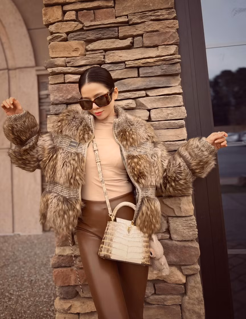 Ca sĩ Lệ Quyên đã chi hơn 630 triệu đồng cho mẫu túi da cá sấu sông Nile quý hiếm của Louis Vuitton. Ảnh: FB Lệ Quyên