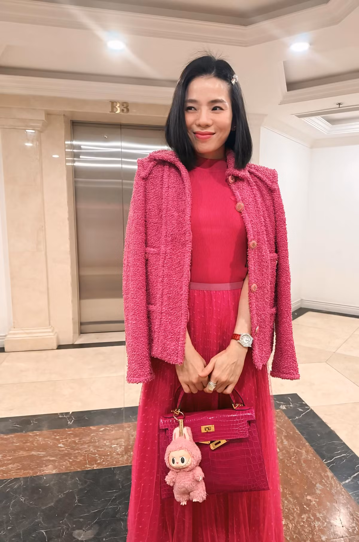 Một chiếc túi màu hồng xinh xắn khác cũng đắt đỏ không kém mà Lệ Quyên sở hữu chính là Hermès Kelly Crocodile có giá 930 triệu đồng. Ảnh: FB Lệ Quyên