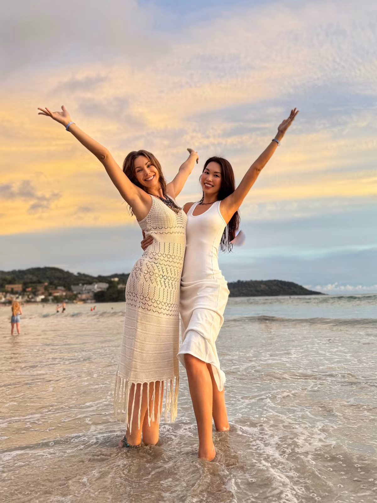 Người mẫu Hà Anh hẹn gặp cô bạn thân - Hoa hậu Hoàn vũ 2005 Natalie Glebova - tại Phuket, Thái Lan. Ảnh: FB Ha Anh Vu