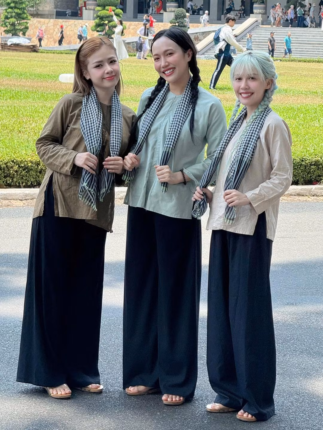 Hậu Hoàng, Dương Hoàng Yến và Diệu Nhi cùng diện trang phục áo bà ba kèm khăn rằn, khoe bộ ảnh đặc biệt. Ảnh: FB Dương Hoàng Yến