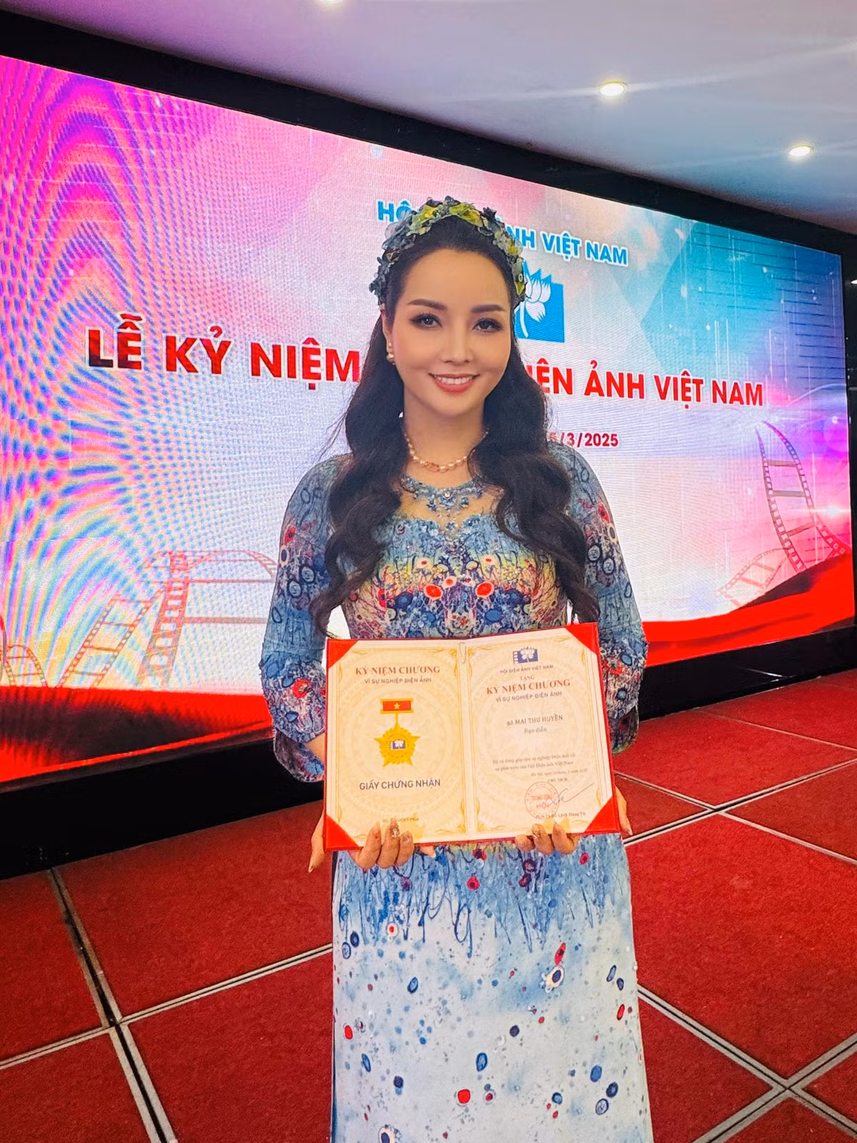 Mai Thu Huyền vinh dự khi nhận Kỷ niệm chương sau 30 năm hoạt động nghệ thuật. Ảnh: FB Mai Thu Huyen