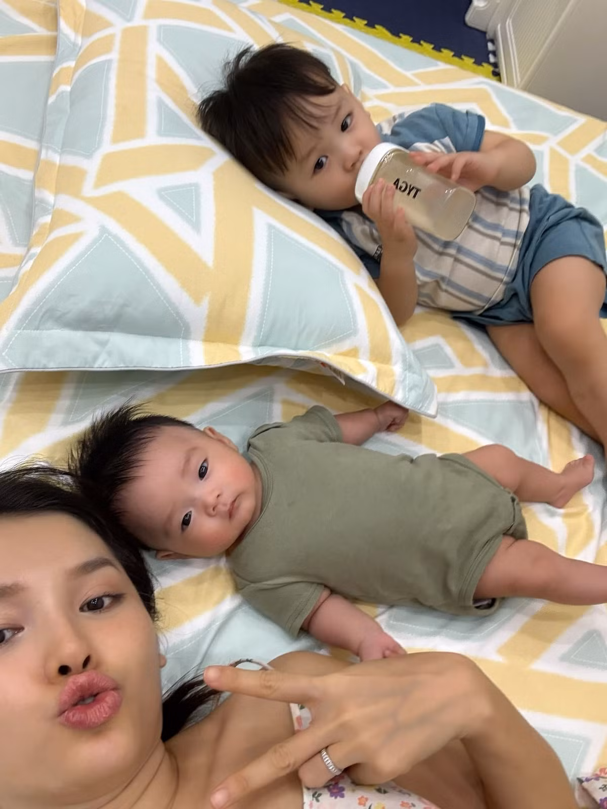 Phương Trinh Jolie dành thời gian buổi tối cho 2 con. Ảnh: FB Phương Trinh Jolie