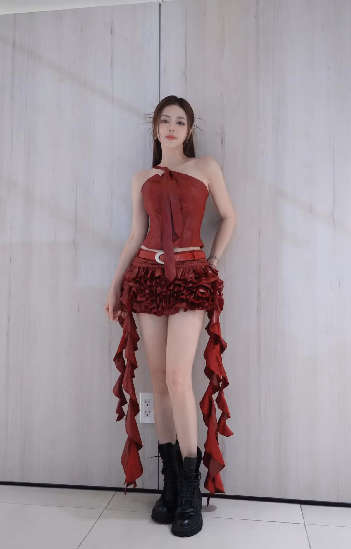 Nữ ca sĩ Liz Kim Cương diện trang phục đỏ rực gợi cảm, khoe đôi chân dài nuột nà. Ảnh: FB Liz Kim Cương