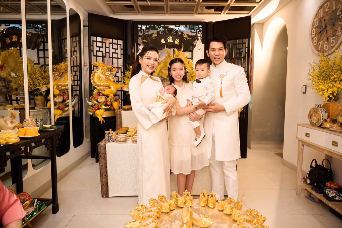 Vợ chồng Lý Bình - Phương Trinh Jolie tổ chức tiệc đầy tháng cho con trai út. Ảnh: FB Phương Trinh Jolie